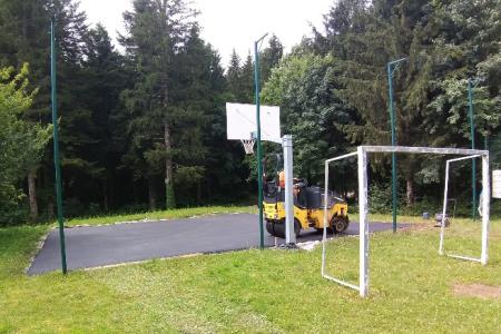 Asfaltiranje košarkarskega igrišča v Zelšah Foto Boštjan Otoničar (2)